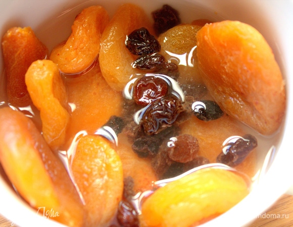 Замочить в теплой воде курагу и изюм.