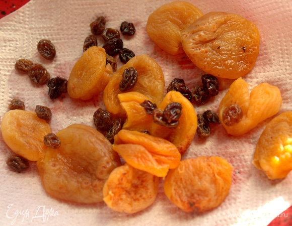 Затем слить воду и обсушить сухофрукты салфеткой.
