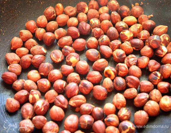 Фундук обжарить на сухой сковороде.