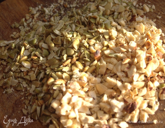 Помню, как перегорел мой блендер, когда я делала из орехов сладкую колбасу, поэтому порубила их ножом немного.