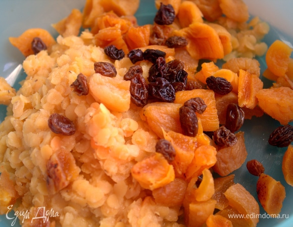 Курагу тоже нарезала на четвертинки и пересыпала с изюмом (1 ст. л.) в чечевицу. Вес чечевицы указан в отварном виде.