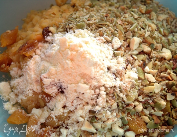 Орехи, семечки тоже всыпать, добавить сухое молоко по ложке.