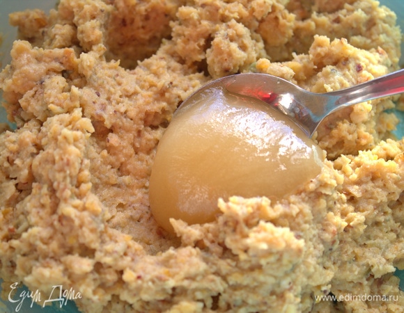 Положить ложку с горкой меда или сироп. Можно больше, если любите сладкое.