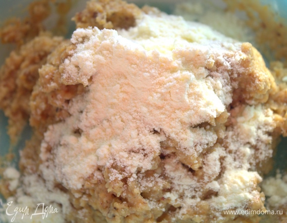 Если масса кажется неплотной, добавьте еще сухого молока. Всего 2–4 ложки. Поставить заготовку в холодильник.