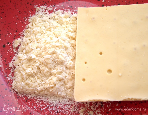 Натереть белый шоколад.