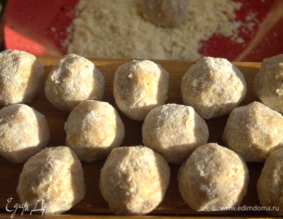 Но можно оставить конфеты в панировке из сухого молока. Это даже удобнее, так как шоколад быстро тает в руках.