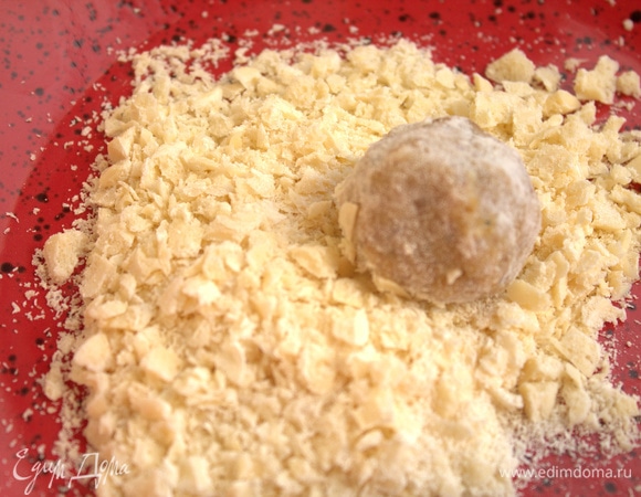 Катаем из смеси шарики размером с грецкий орех.