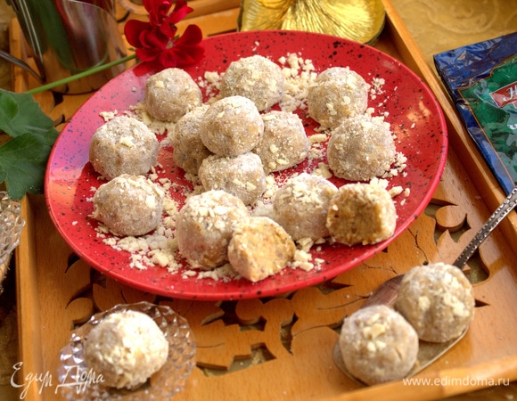 Конфеты подержать в холодильнике, тогда они станут плотнее.