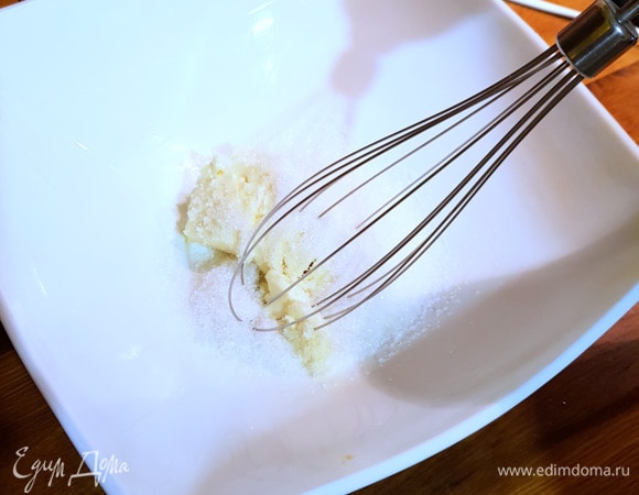 Самый главный пункт вкусной «Птички» — все ингредиенты должны быть комнатной температуры. Достаньте все продукты за 3 часа до готовки, тогда коржи получаются правильной структуры, не мягкие и не жесткие, а суфле — нежнейшим, а также ничего не отслоится в процессе приготовления! Приступим! Для начала включим духовку на 180°C. Тем временем взбиваем сливочное масло комнатной температуры с обычным сахаром и ванильным. Взбивать можно как ручным блендером (миксером), так и планетарным. В данном случае я использую ручной блендер. Взбиваем до полного соединения масла с сахаром и примерно на стадии полурастворенного сахара начинаем вводить по одному желтку.