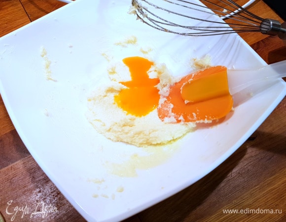 Только после полного соединения одного желтка с масляной массой добавляем следующий желток — так мы добьемся воздушной и шелковой текстуры.
