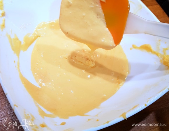 Наша масса хорошо взбилась и получилась легкой и воздушной. Далее добавляем сметану и просто перемешиваем лопаткой.