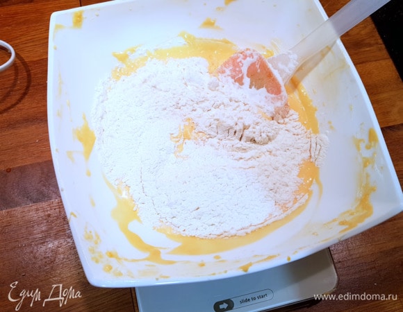 Теперь добавляем муку с разрыхлителем и все хорошенько перемешиваем лопаткой снизу вверх.