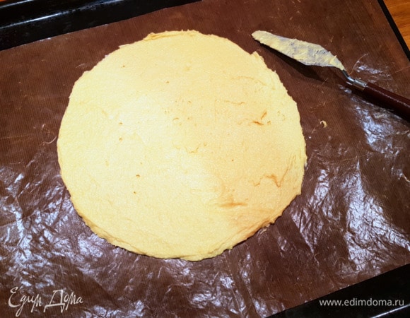 На данном этапе мы должны распределить тесто на два неравных коржа. Форма нашего будущего торта — 20 см в диаметре, поэтому нижний корж у нас диаметром 20 см, а корж внутри торта — 18 см. Делим тесто примерно на три части, две из них оставляем для нижнего коржа, а одну часть — для второго, меньшего размера. Чтобы точно угадать с размером, после распределения теста можно примерить форму и убедиться, что диаметр распределенного теста подходит по размерам формы.