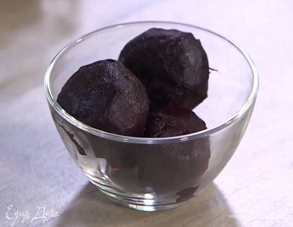 Свеклу завернуть в фольгу и запечь в разогретой духовке до готовности.