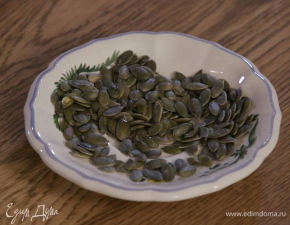 Тыквенные семечки подсушить на разогретой сковороде.