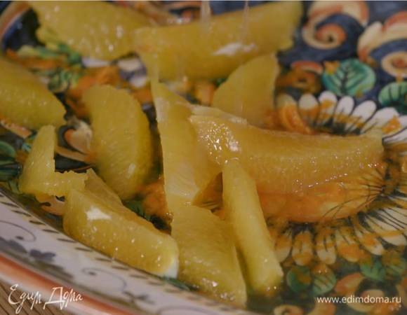 Цедру апельсина натереть на мелкой терке, затем апельсин почистить и вырезать мякоть, сохранив выделившийся при этом сок.