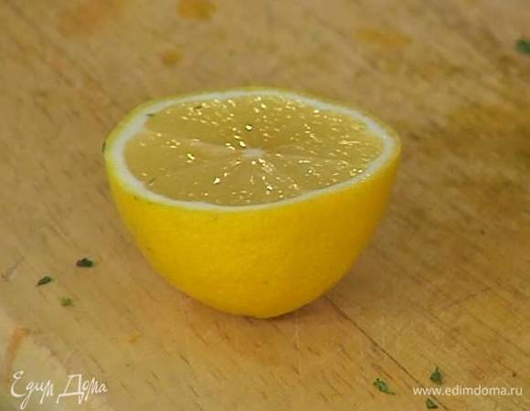 Из половинки лимона выжать сок и полить авокадо.