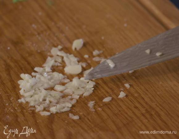Чеснок почистить, раздавить плоской стороной ножа и, удалив горькую сердцевину, мелко порубить, затем растереть вместе со щепоткой соли в пюре.