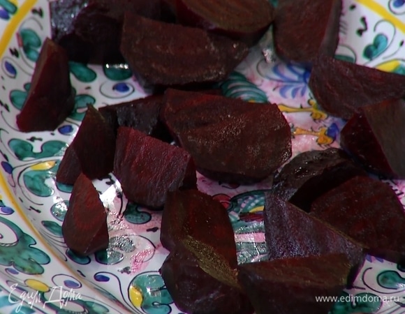 Запеченную свеклу почистить и нарезать дольками.