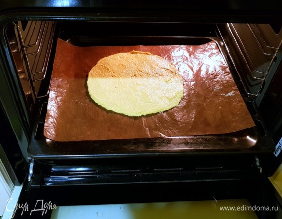 Убираем подготовленный корж в предварительно разогретую до 180°C духовку. Выпекам до готовности, но не передерживаем! Края коржа будут румяными, а посередине корж будет еле золотистым. Пока выпекается первый корж, займемся подготовкой второго.