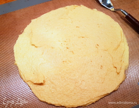 Второй корж подготовлен, пора вынимать первый корж из духовки.