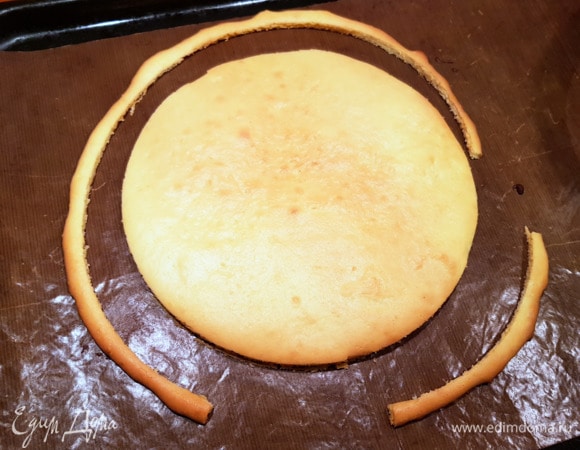 Вот такой красавец получается. Проделываем то же самое со вторым коржом.