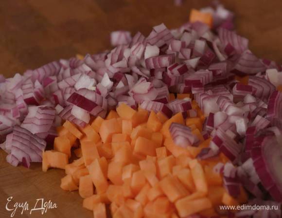 Морковь и красный лук почистить и порезать небольшими кубиками.<br />
 