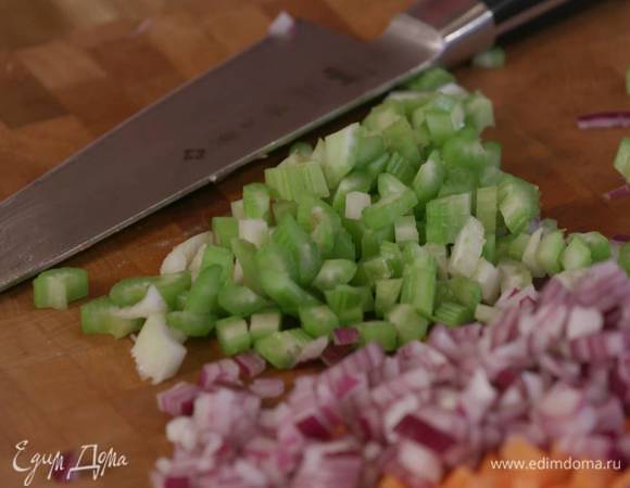 Стебли сельдерея мелко порезать.