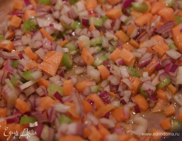 Разогреть в тяжелой кастрюле 2 ст. ложки оливкового масла, выложить нарезанные овощи, слегка посолить и обжарить.