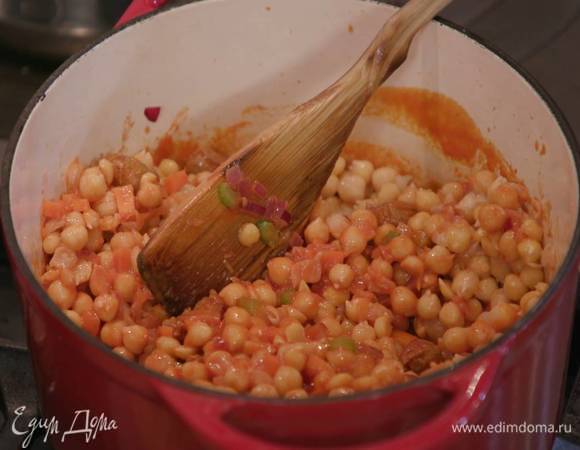 Добавить к овощам с колбасками пассату и, помешивая, прогреть, затем всыпать отваренный нут и еще немного прогреть.