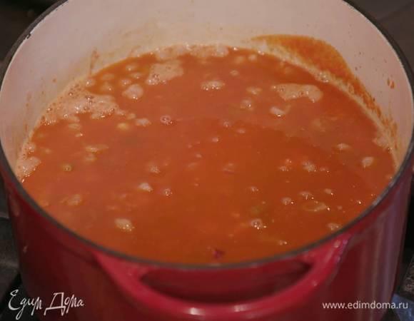 Влить к нуту с овощами и колбасками горячий бульон, так чтобы все было покрыто жидкостью, посолить и прогревать около 5 минут.