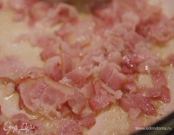 Бекон мелко порезать и обжарить на оставшемся оливковом масле до золотистого цвета.
