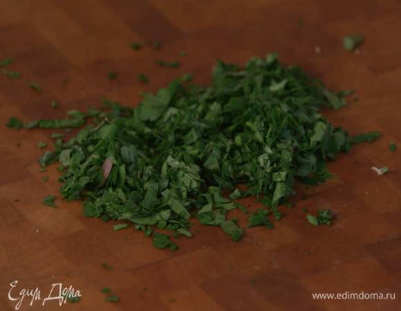 Петрушку мелко порубить.