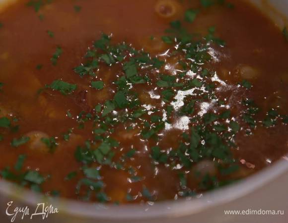 Готовый суп разлить в тарелки, добавить понемногу обжаренного бекона, посыпать петрушкой.