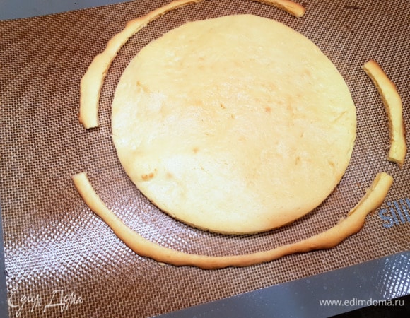 Коржи готовы и должны полностью остыть.