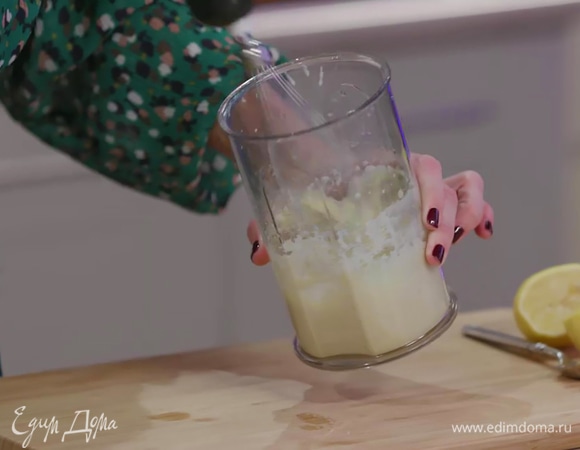 Приготовить майонез: из половинки лимона выжать 1 ч. ложку сока, соединить с желтком, горчицей, васаби и, взбивая блендером с насадкой-венчиком, тонкой струйкой влить половину оливкового масла, затем добавить уксус и продолжать взбивать, вливая оставшееся масло.