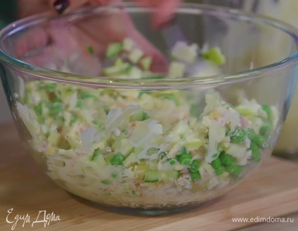 Все подготовленные ингредиенты соединить в глубокой миске, посолить и заправить домашним майонезом.