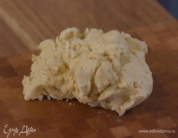 В чаше блендера соединить 150 г муки, нарезанное сливочное масло, апельсиновую цедру, сахар, ваниль, соль и взбить все в крошку, затем, не выключая блендера, влить частями 2 ст. ложки ледяной воды.