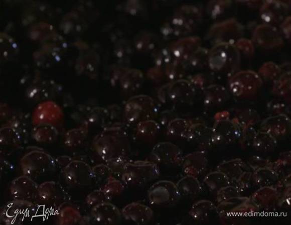 Черную смородину разморозить, образовавшуюся жидкость слить.