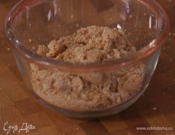 Половину печенья измельчить, перемешать с сахаром и оставшейся мукой.