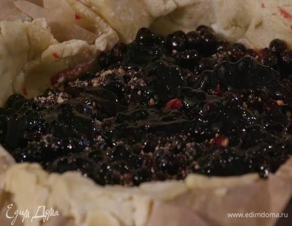 Охлажденное тесто смазать 2 ст. ложками джема и присыпать крошкой из печенья с сахаром, затем равномерно разложить смородину и снова присыпать крошкой из печенья, сверху выложить оставшийся джем.