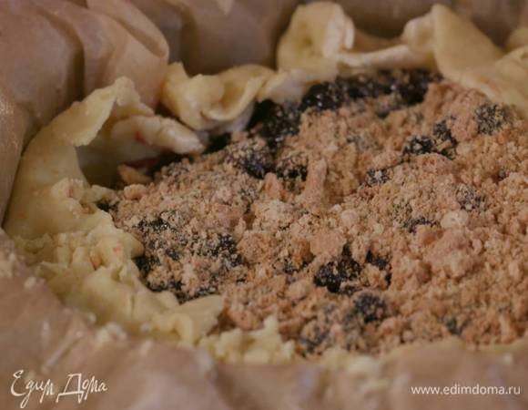 Оставшееся печенье раскрошить, посыпать пирог и выпекать его в разогретой духовке 30 минут.