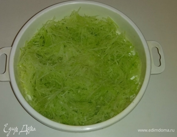 Натереть редьку с помощью терки для корейской морковки. Если нет этой терки, то можно натереть на обычной мелкой терке (но только не на крупной).