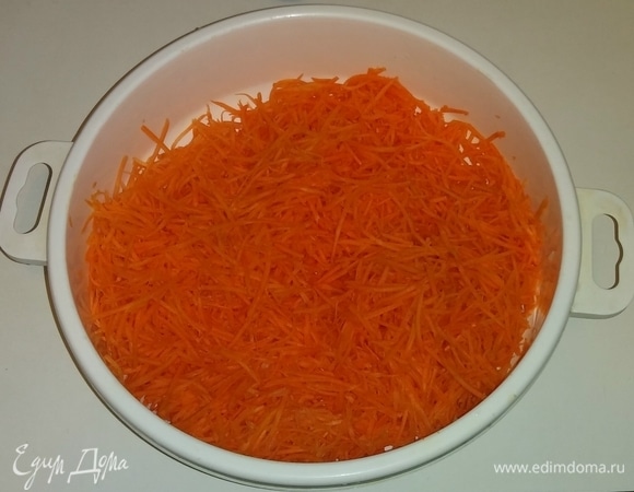 Затем точно так же, как редьку, трем морковку.