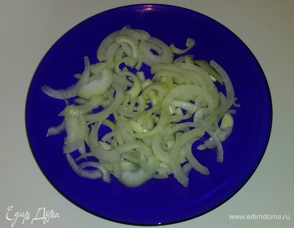 Репчатый лук режем полукольцами, затем перебираем его руками, чтобы все-все полукольца отделились друг от друга.