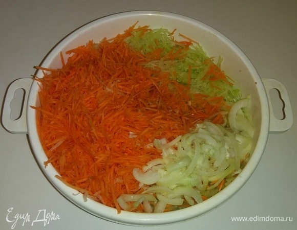 Подготовленные овощи кладем в емкость и перемешиваем их.