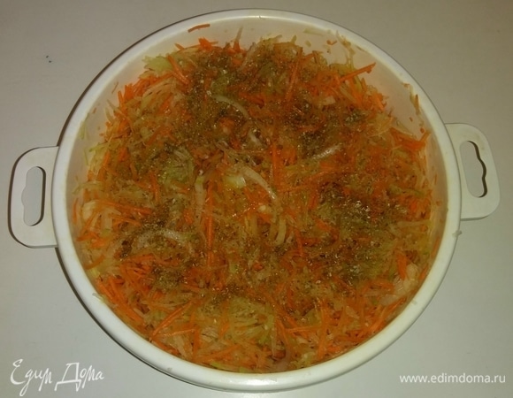 Затем в емкость к овощам добавляем смесь специй, соль, масло и перемешиваем все вместе еще раз.