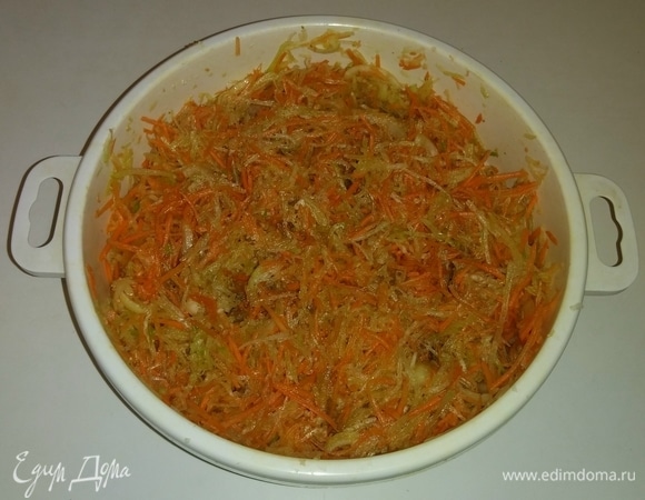 Все, салат готов, и можно его есть. Но лучше поставить его хододильник на 6–12 часов. Приятного аппетита!