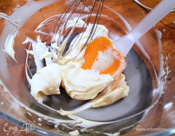 Вот такая мягкая легкая консистенция получается. Далее добавляем сгущенное молоко и взбиваем.
