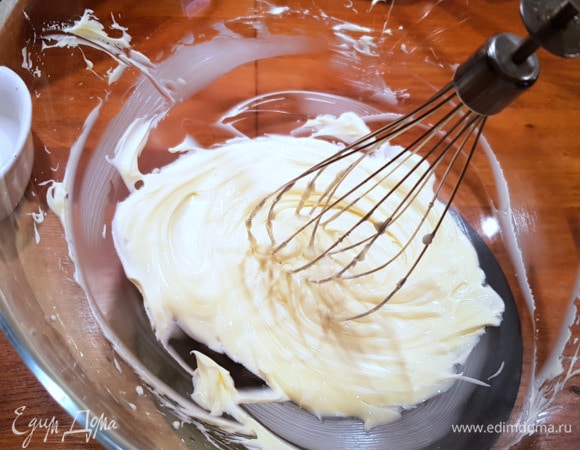 Добиваемся воздушной и шелковой текстуры. Только осторожно, не перевзбейте.